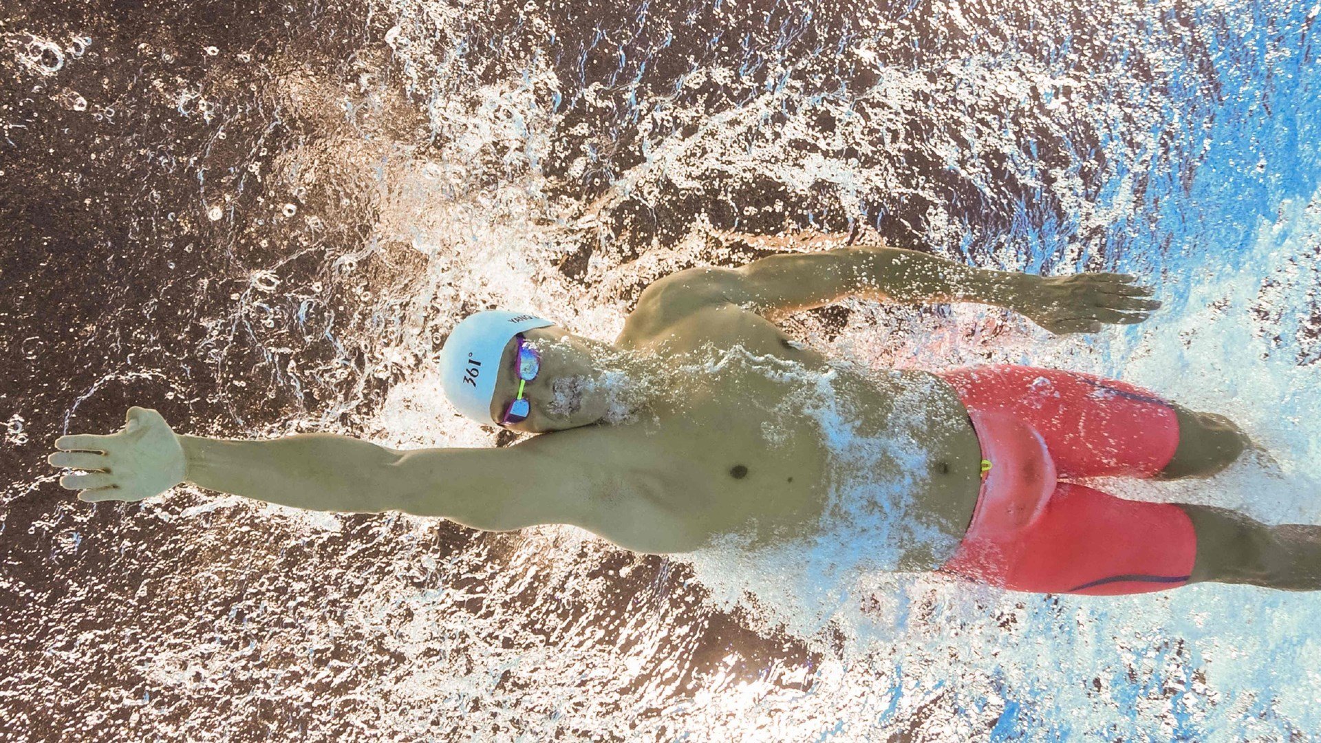 水球终场关键球中立代表队A打入制胜一击，水球比赛中球最多在手中停留多少秒